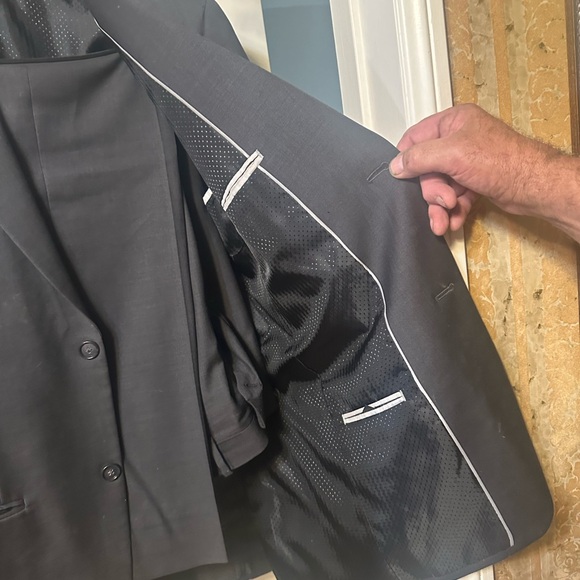 Men’s suit - Picture 3 of 3